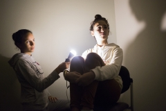 Studio improvisé, Ilham à la lumière et pose de Myriam